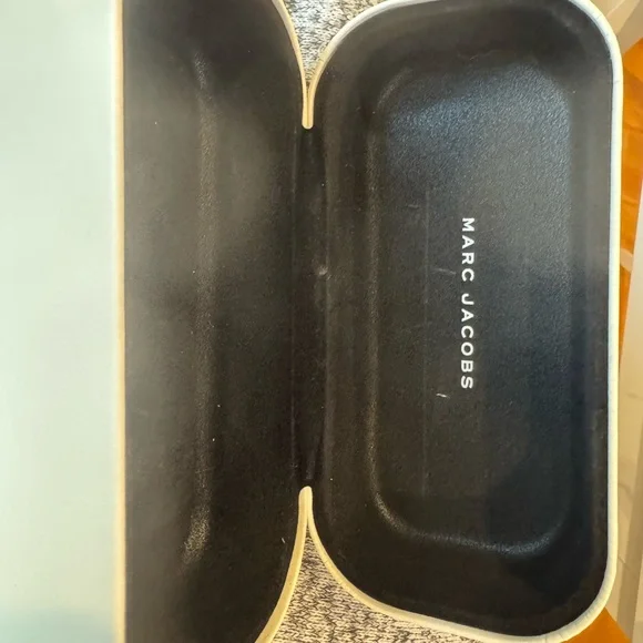 Marc Jacobs White Storage Case w/dust cover for glasses - Picture 2 of 4